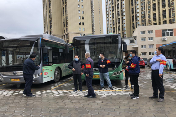 中共鄭州赫喆文化傳播有限公司黨支部開展“疫情防控常態(tài)化，為公共交通助力”志愿服務實踐活動