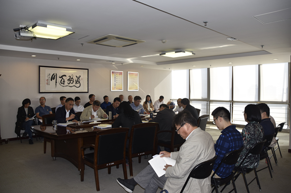 集團(tuán)公司召開“不忘初心、牢記使命”主題教育全面從嚴(yán)治黨專題集中學(xué)習(xí)研討會議