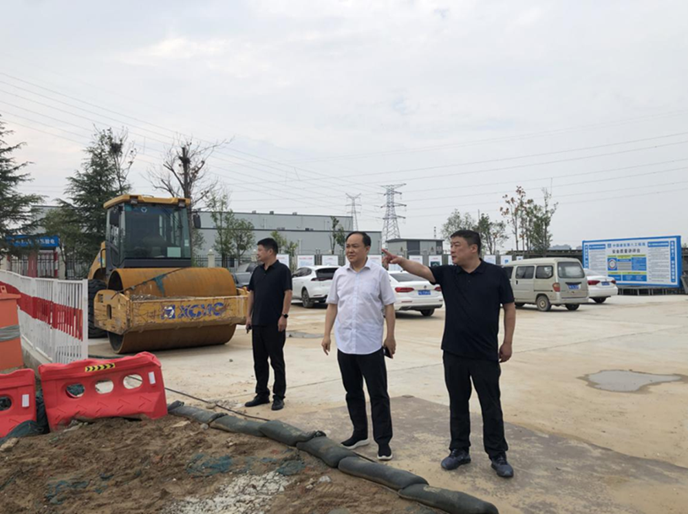 鄭州市建設(shè)投資集團(tuán)有限公司黨委委員、副總經(jīng)理張巖到侯寨新鎮(zhèn)區(qū)安置區(qū)調(diào)研項(xiàng)目建設(shè)工作